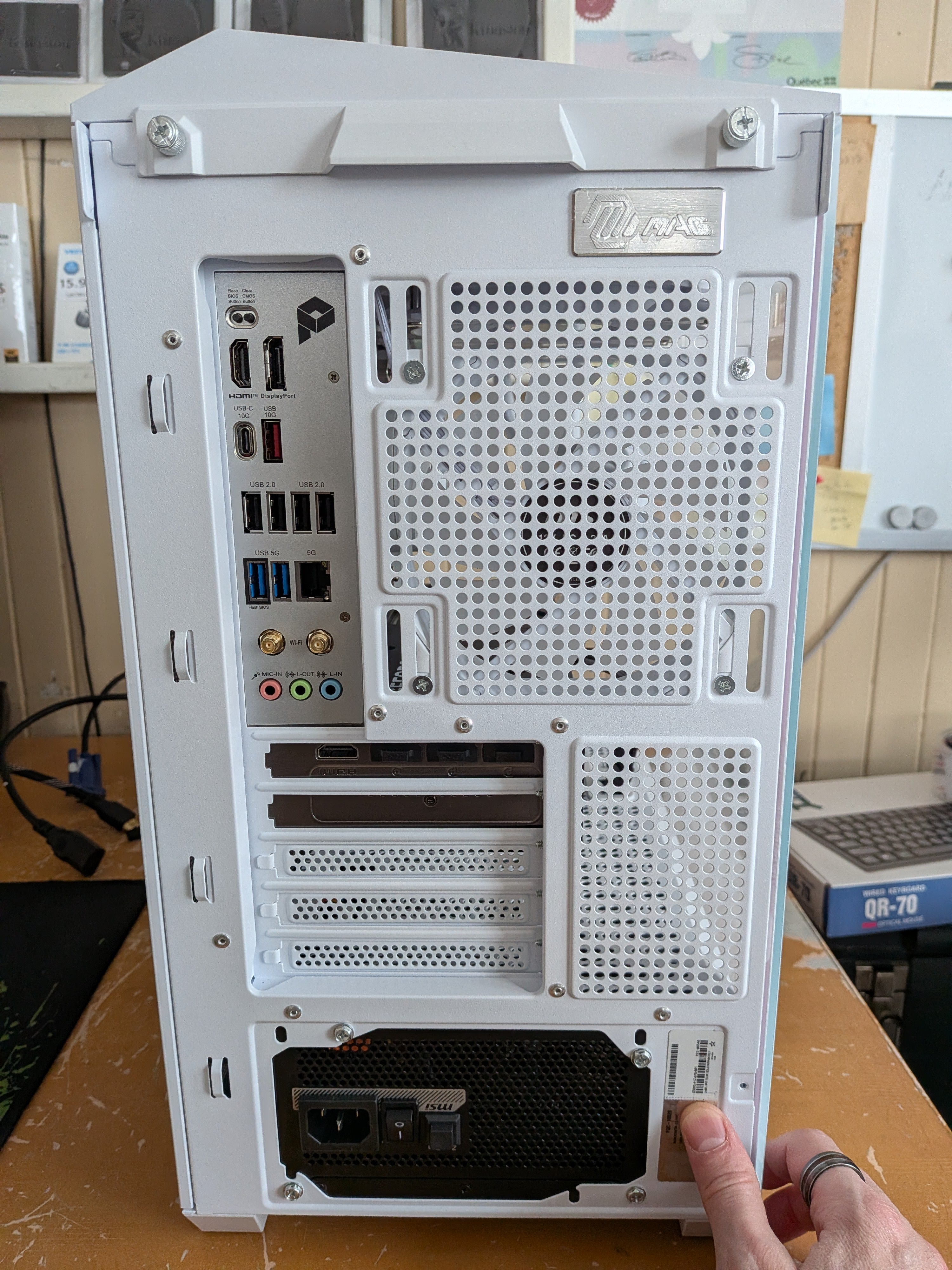 MSI Ryzen 7 9800X3D Blanc (Stock vente en magasin seulement)