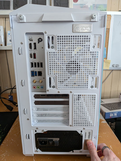 MSI Ryzen 7 9800X3D Blanc (Stock vente en magasin seulement)