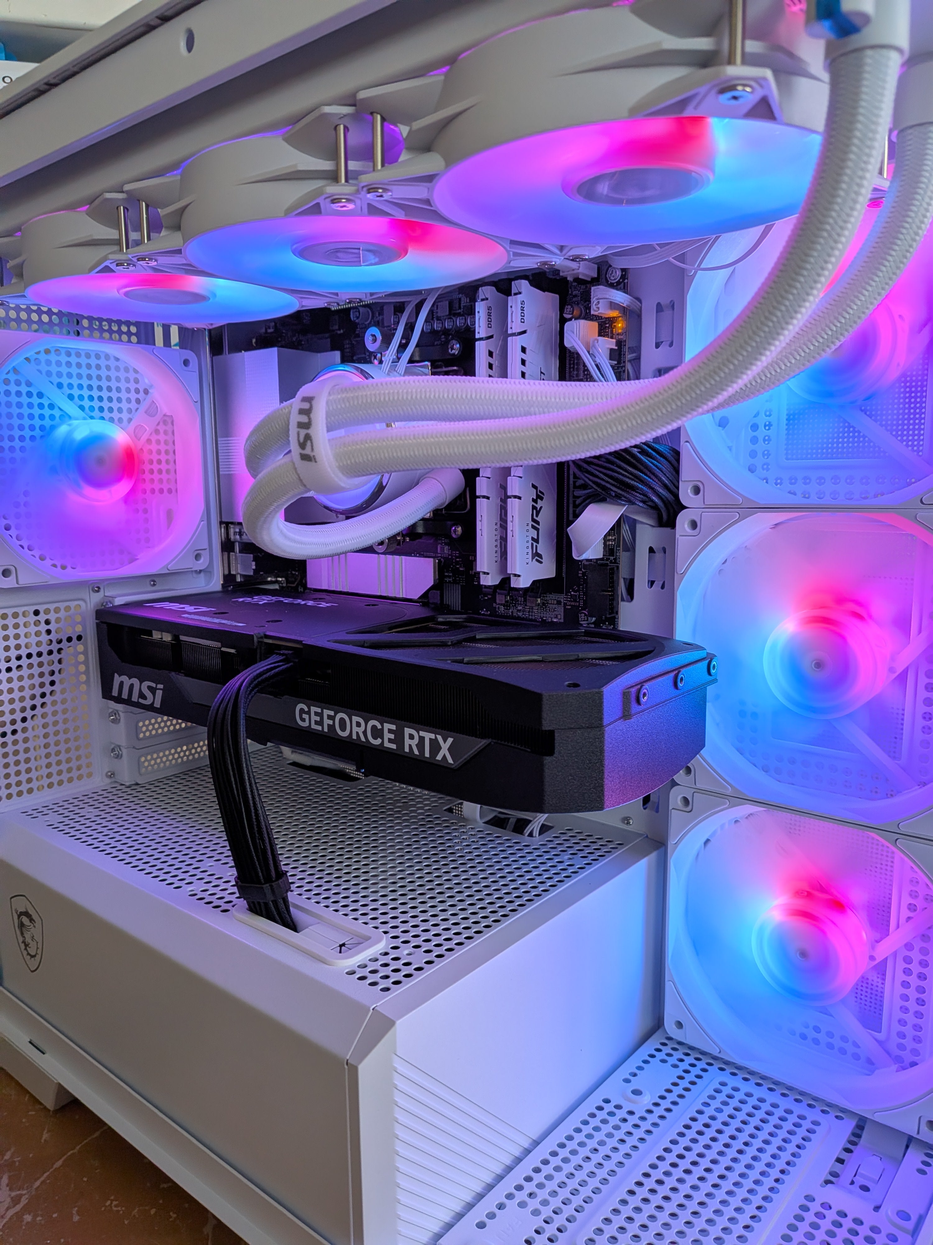 MSI Ryzen 7 9800X3D Blanc (Stock vente en magasin seulement)