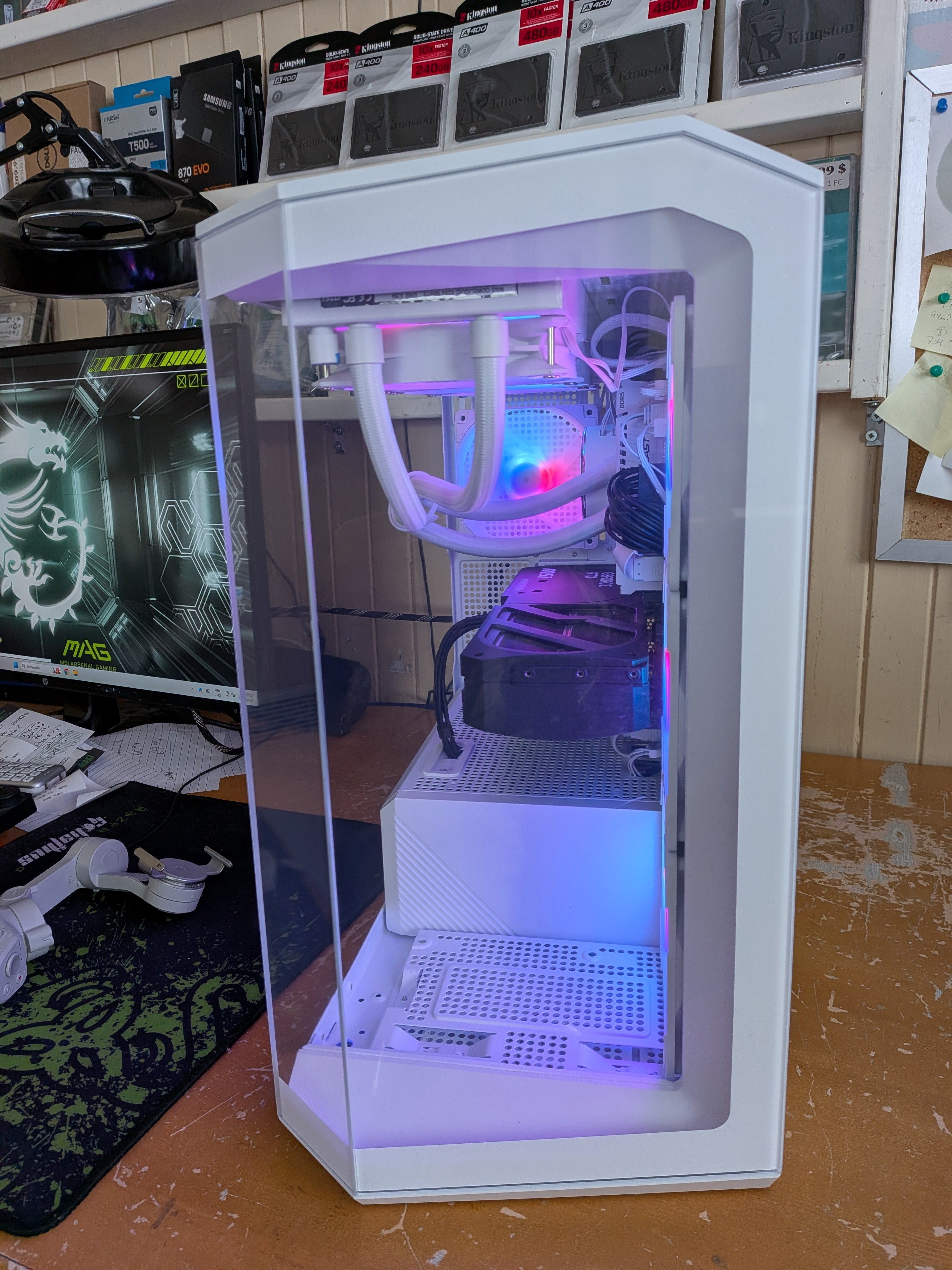 MSI Ryzen 7 9800X3D Blanc (Stock vente en magasin seulement)