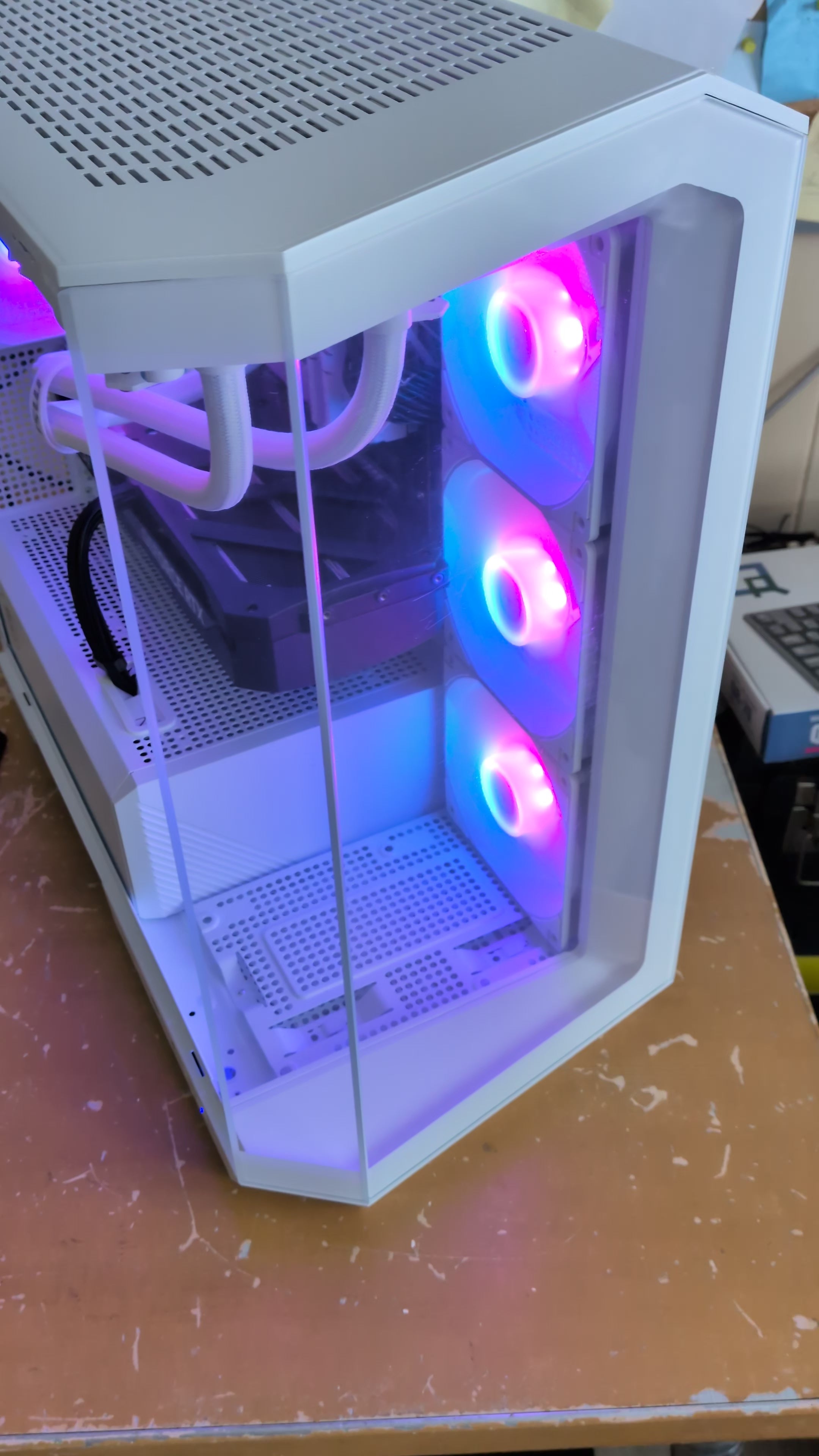 Charger la vidéo: MSI Ryzen 7 9800X3D Blanc (Stock vente en magasin seulement)