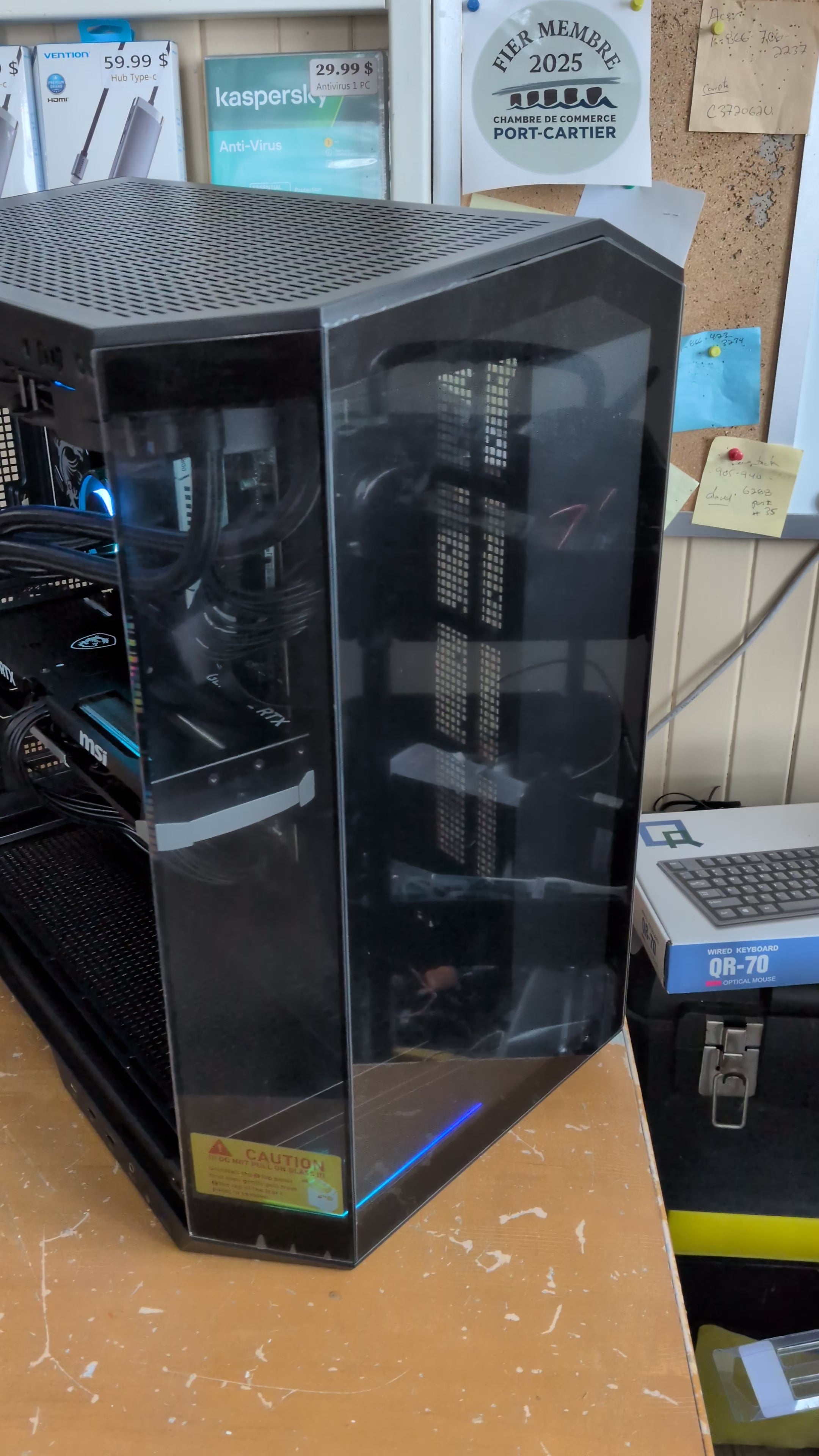 Charger la vidéo: MSI  Ryzen 7 9800X3D (Stock vente en magasin seulement)